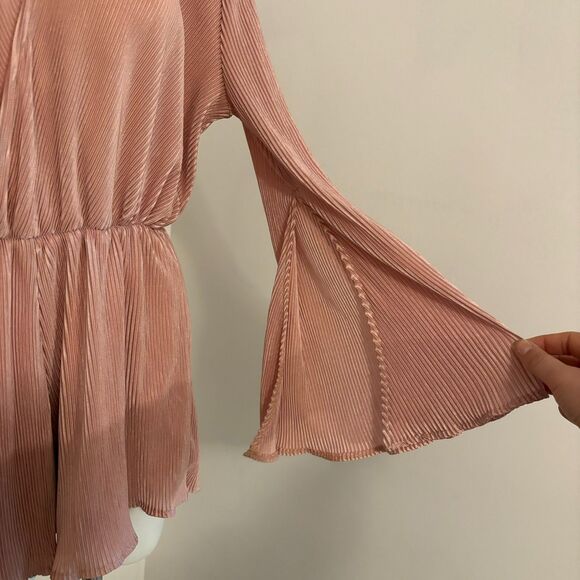 Haute Rogue size Medium Light Pink Accordion Texture Bell Sleeve Shorts Romper - Picture 8 of 12